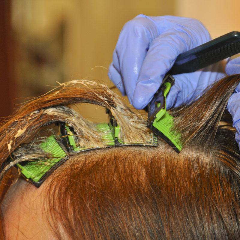 Haare färben ohne Hautkontakt im Friseursalon Birgit Gmeiner
