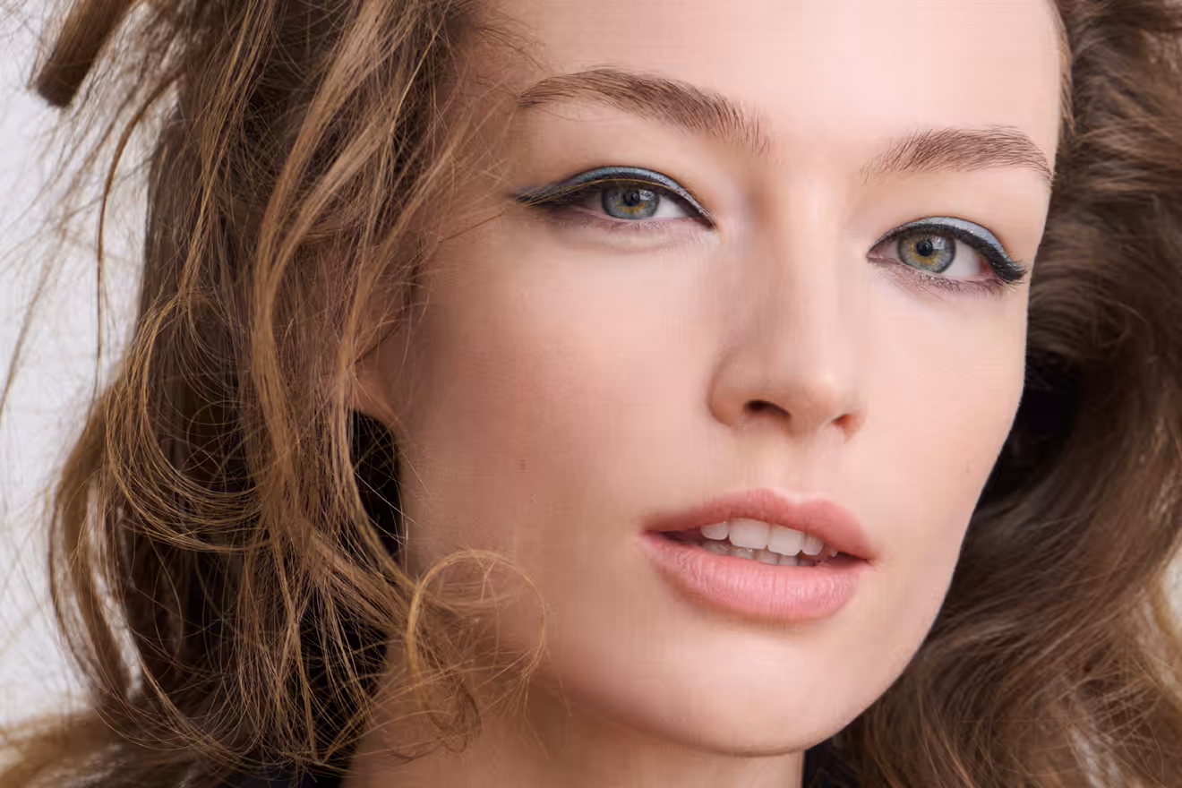 Nahaufnahme einer Frau mit grün-grauen Augen, die einen präzisen Eyeliner trägt, passend zu einem modernen Look Rockabilly Make-up-Stil.