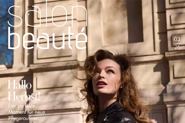 Beitragsbild Salon Beauté September 2026: Eine Frau mit voluminösem Haar vor einer historischen Fassade, passend zum Thema Herbstpflege.